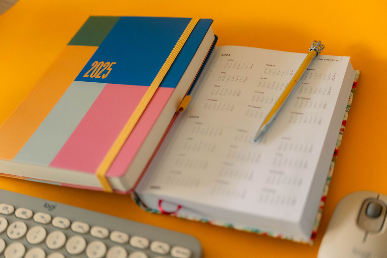 Thirty-day Christian journaling calendar beside a Bible and pink pen